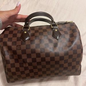 Excellent condition AUTHENTIC Louis Vuitton speedy 30 handbag.